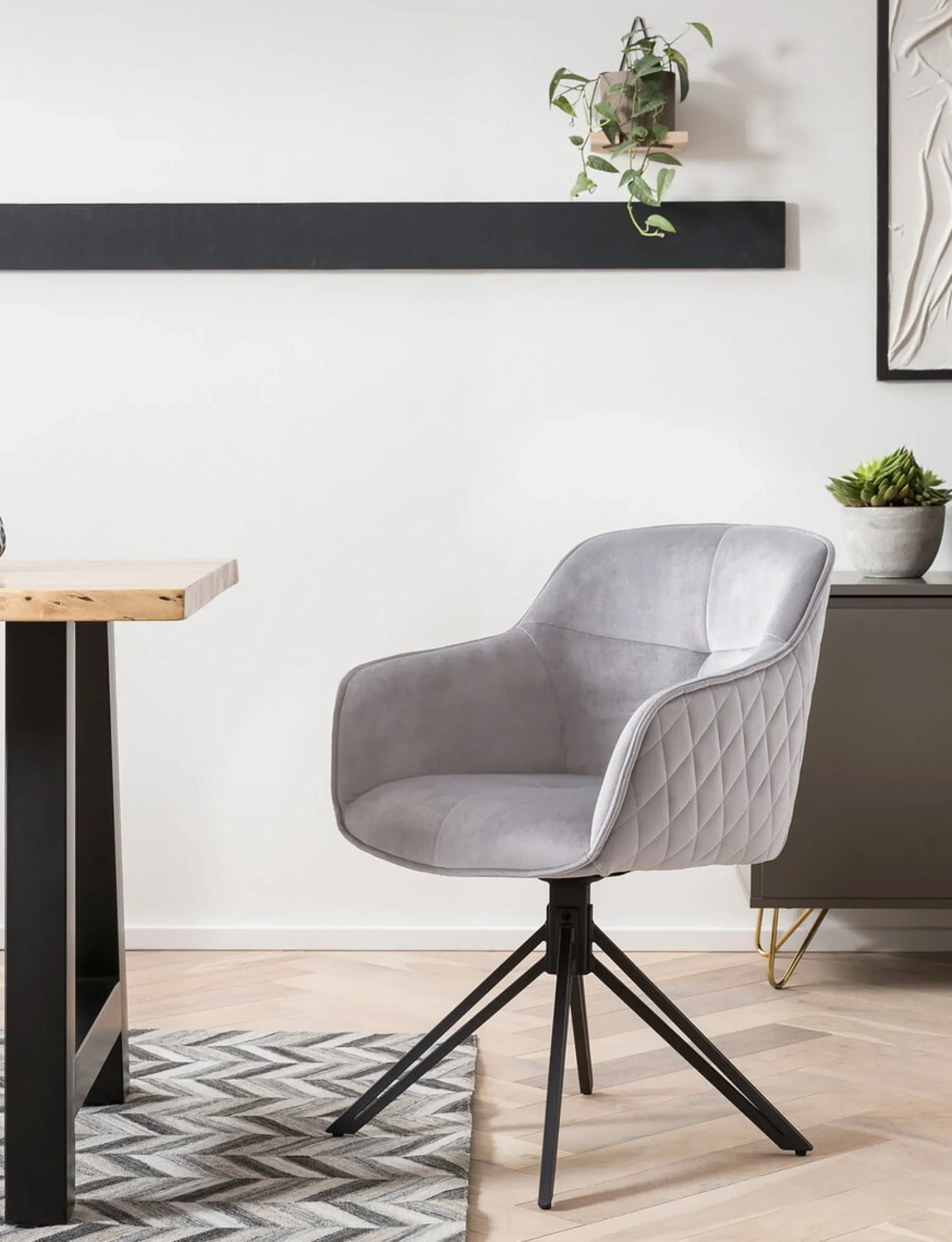 Eetkamerstoelen^Huisenthuis Armstoel Adele Lichtgrijs